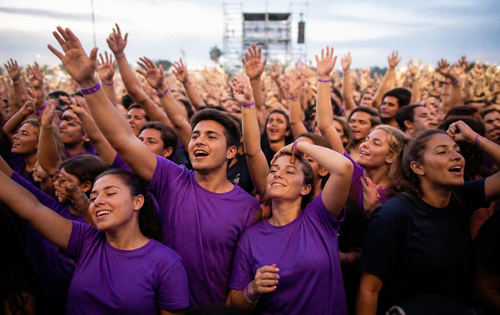 Público em evento vestindo camisetas personalizadas iguais